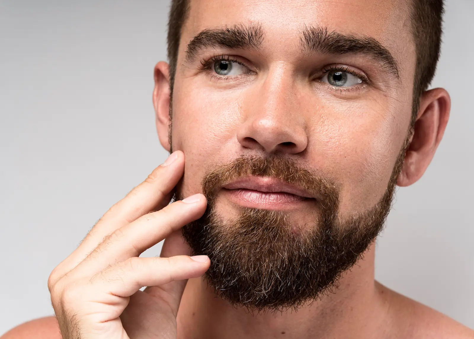 me salen calvas en la barba