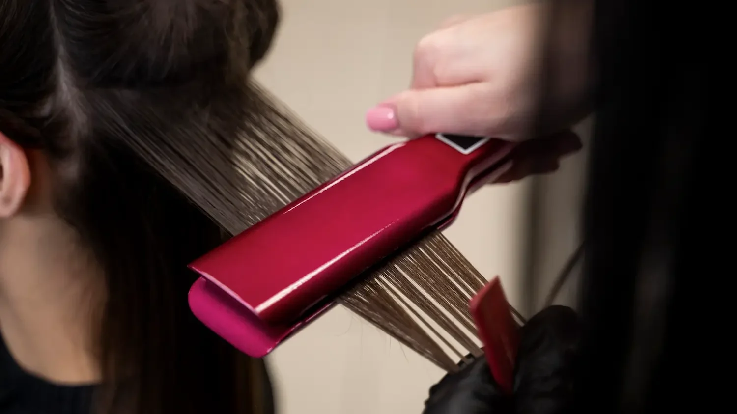 mujer planchandose el pelo